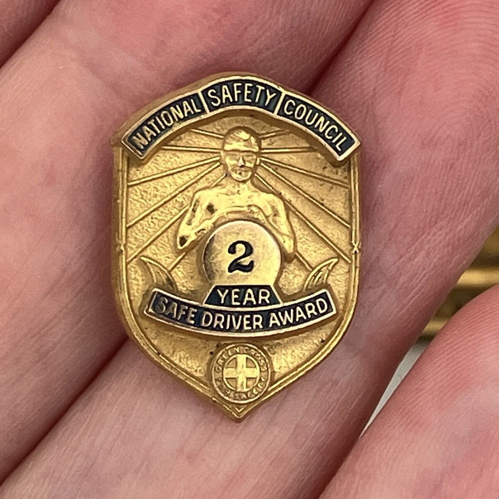 Vtg National Safety Council 2 Year Safe Driver Award Screw Back Pin Gold Tone‎